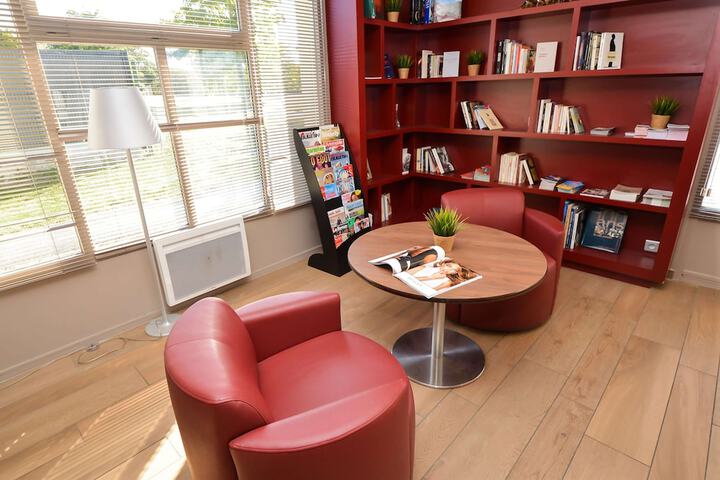 Lounge 21 of 27