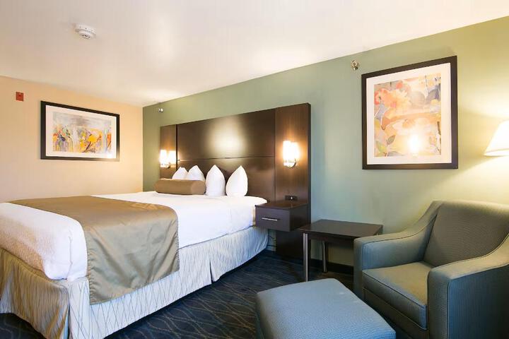 1 King Bed (2 of 7)