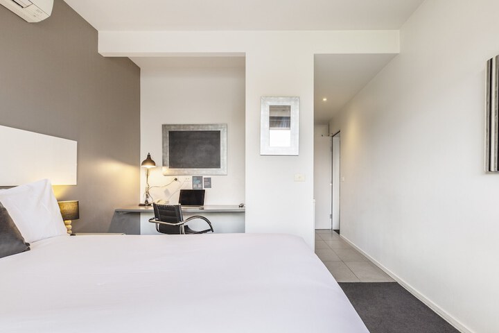 Room 9 of 38