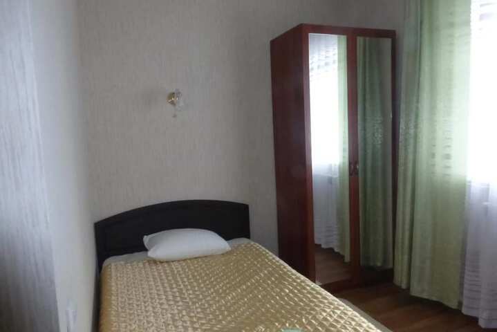 Room 6 of 13