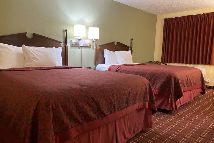 2 Queen Beds (3 of 8)
