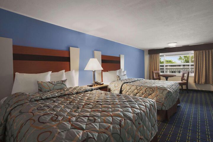 2 Queen Beds (1 of 3)