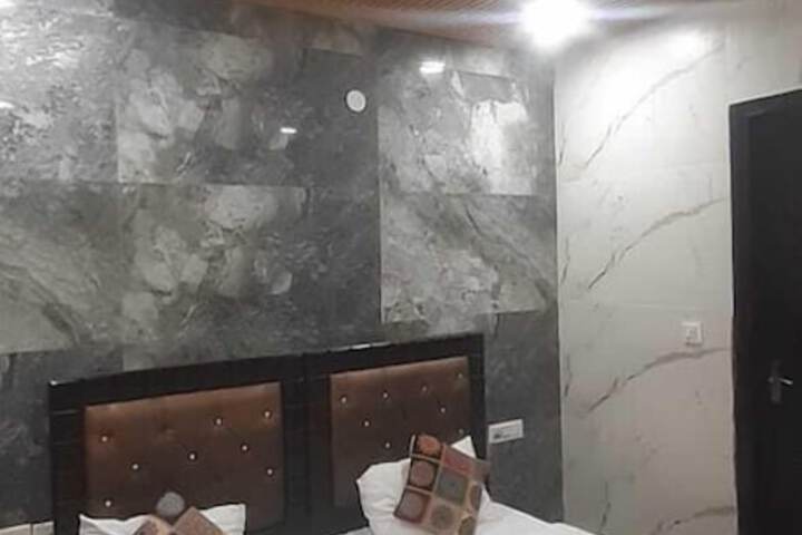Room 8 of 16
