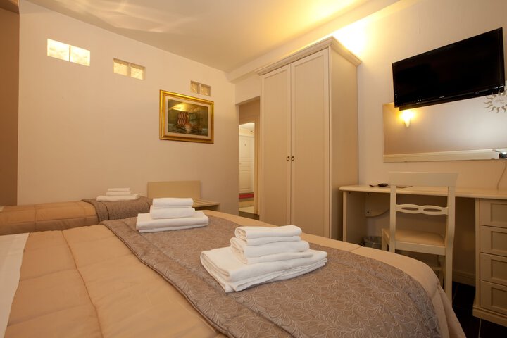 Room 10 of 25