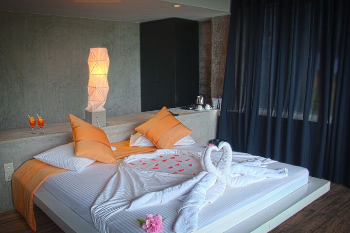 Room 6 of 77