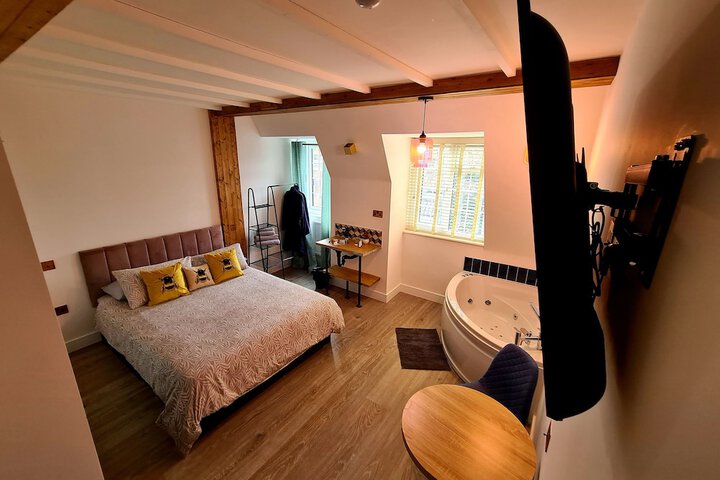 Room 8 of 25