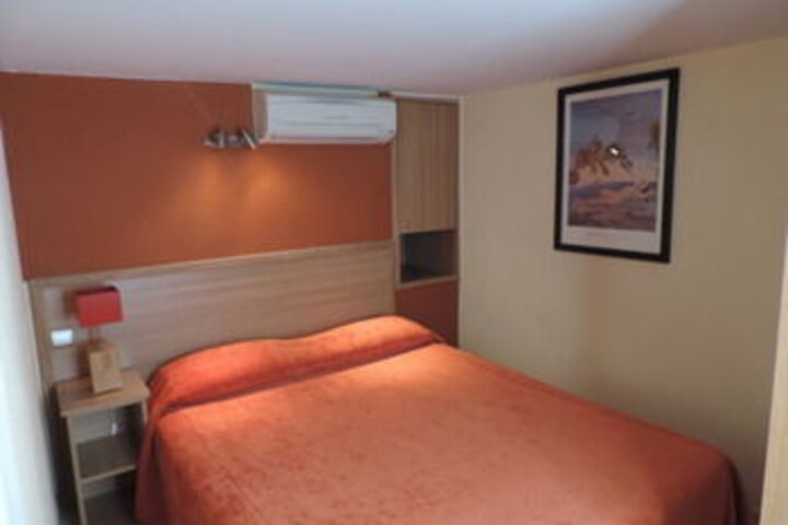 Room 9 of 38
