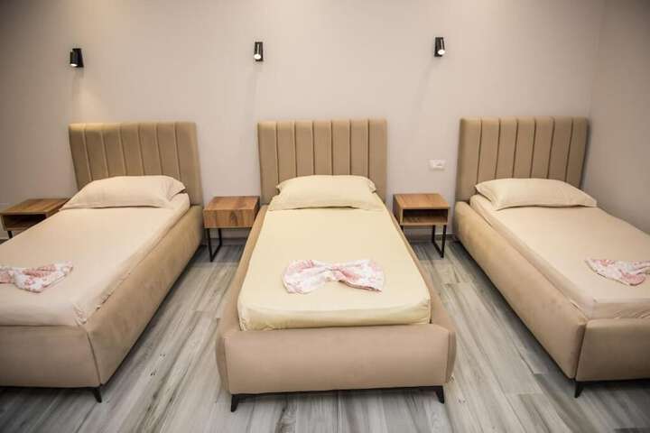 Room 4 of 33