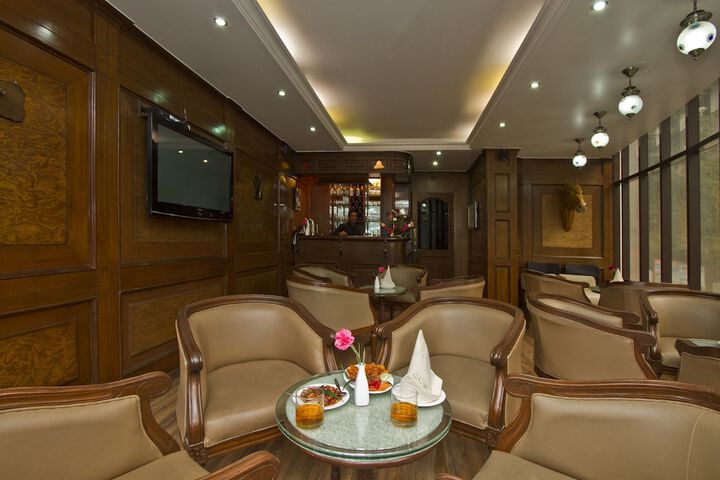 Lounge 75 of 98