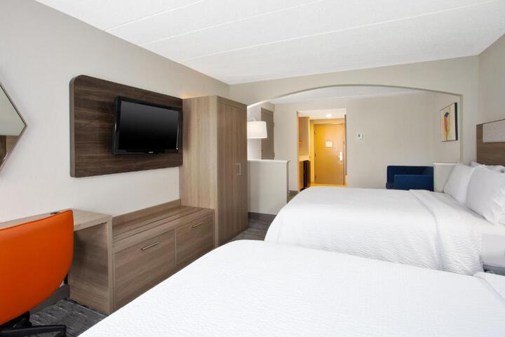 2 Queen Beds (6 of 13)