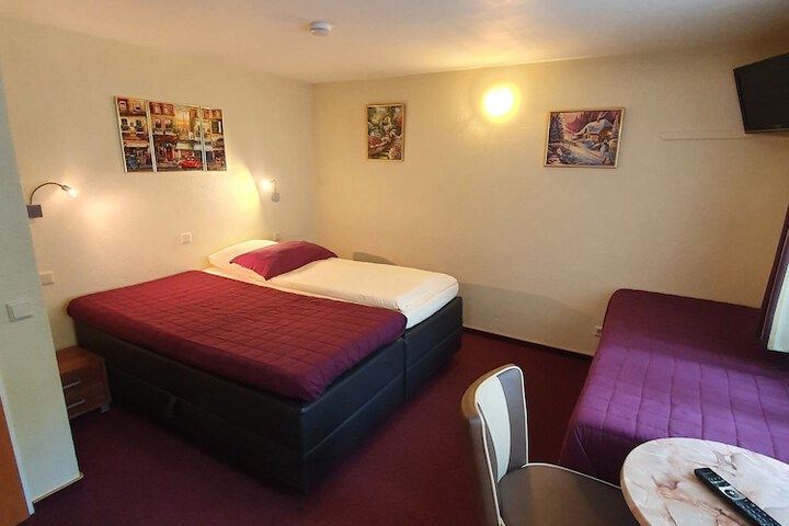 Room 27 of 46