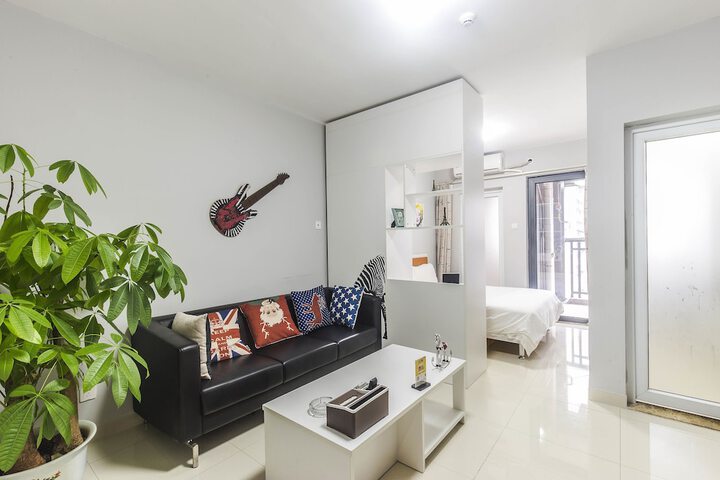 Room 5 of 100