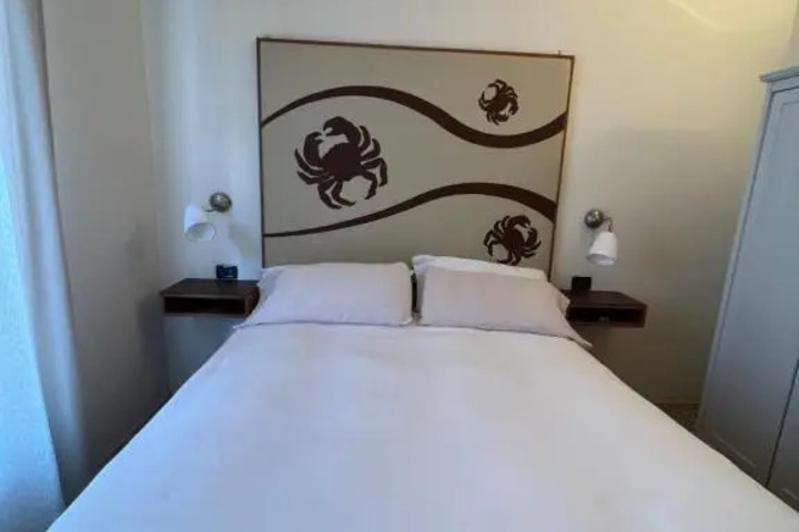 Room 6 of 17