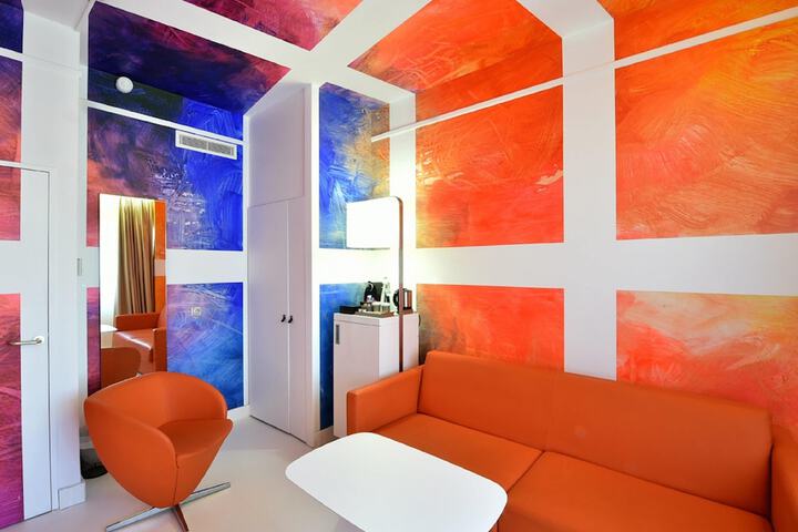 Room 28 of 69