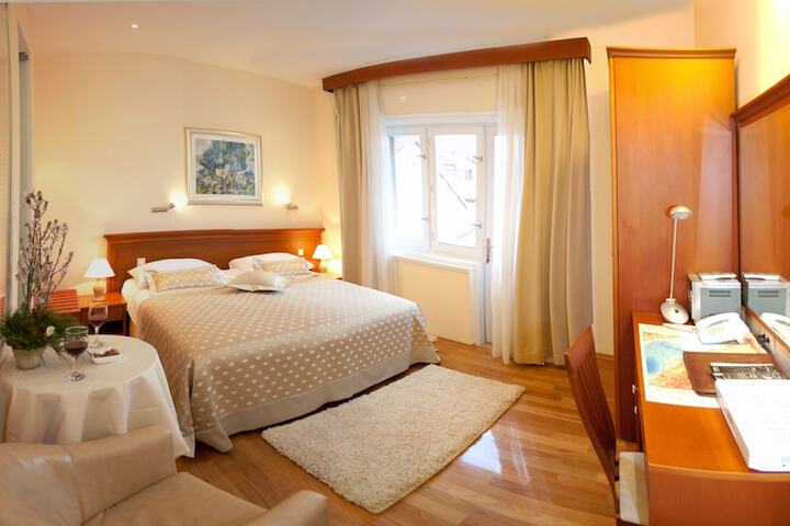 Room 5 of 76