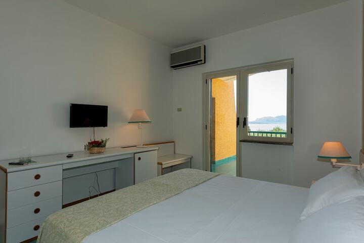 Room 9 of 31