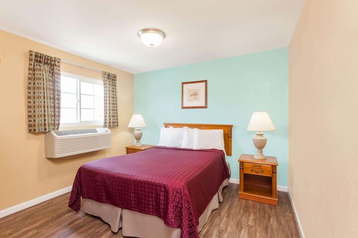 2 Queen Beds Beds Deluxe Room (12 of 12)