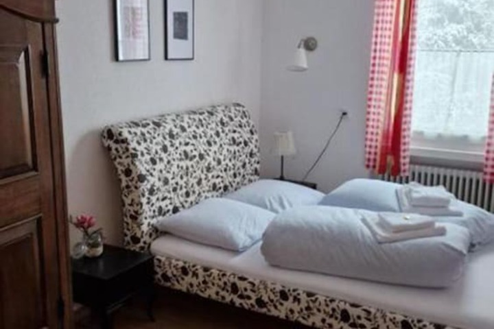 Room 2 of 65