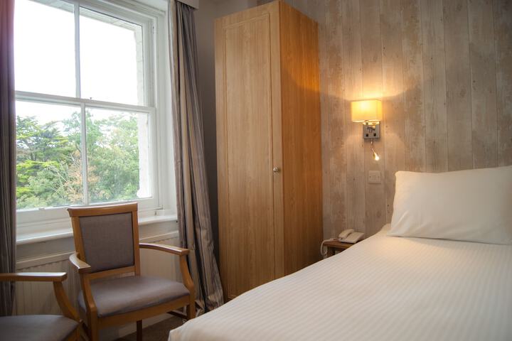 Room 27 of 128