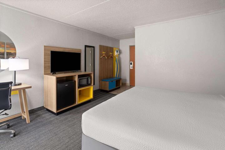 1 King Bed (3 of 5)