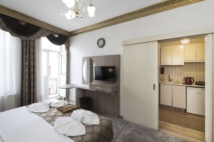 Room 14 of 80