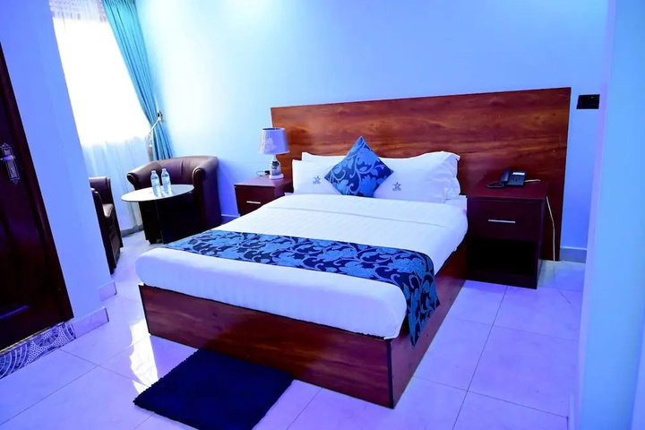 Room 4 of 16