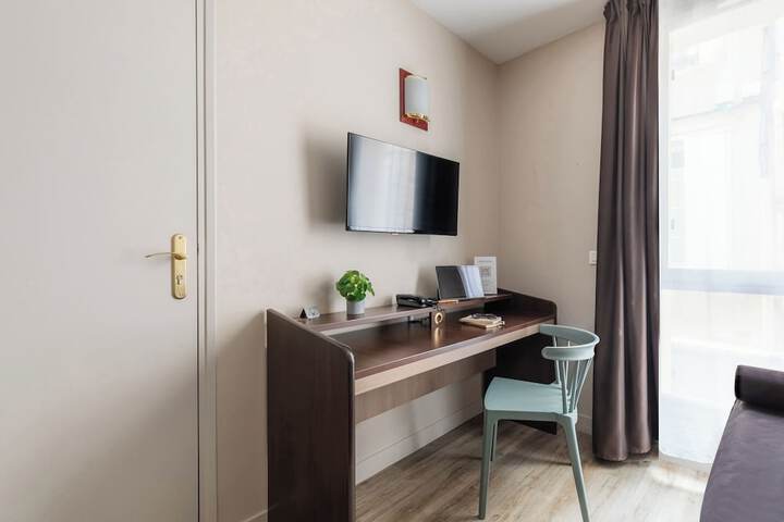 Room 27 of 40