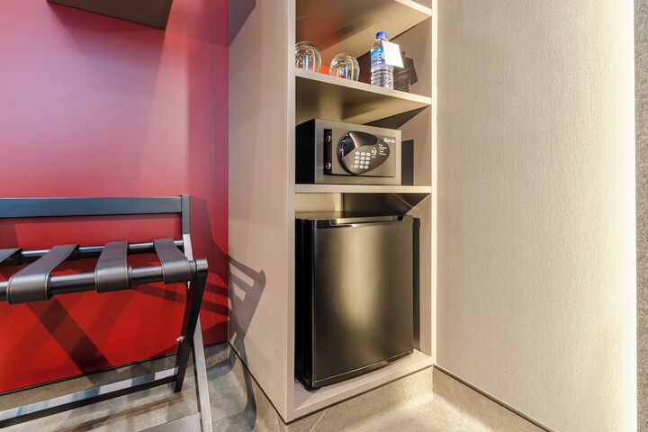 Room 18 di 34