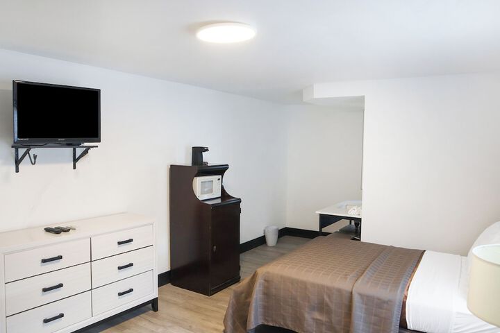 1 Queen Bed (1 of 6)