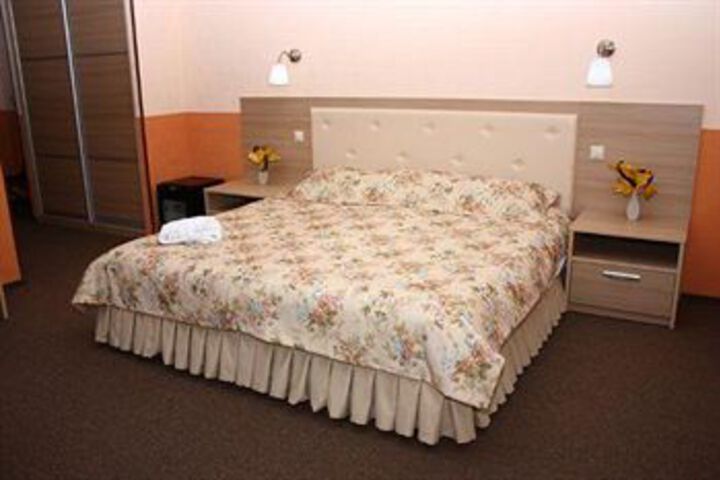 Room 12 of 33