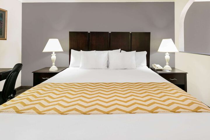 1 King Bed (6 of 10)