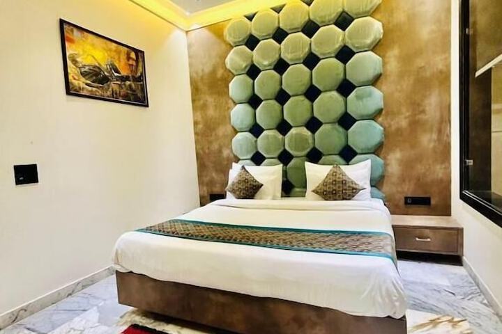 Room 6 of 28