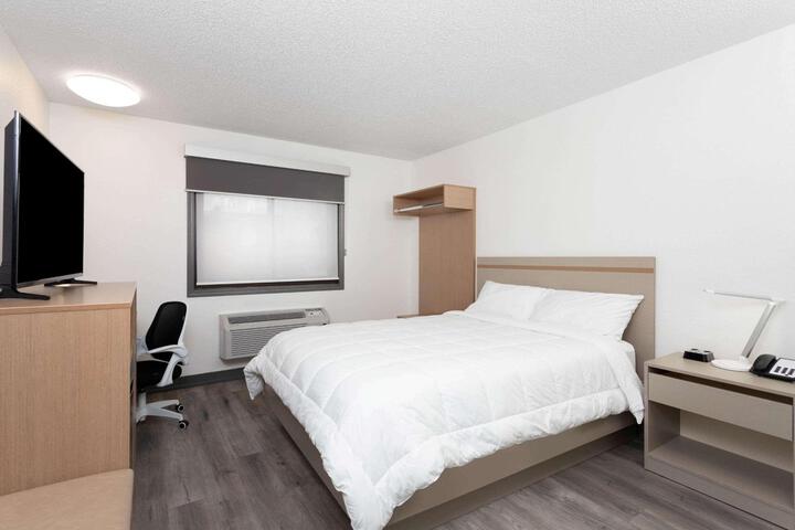 1 Queen Bed (4 of 18)
