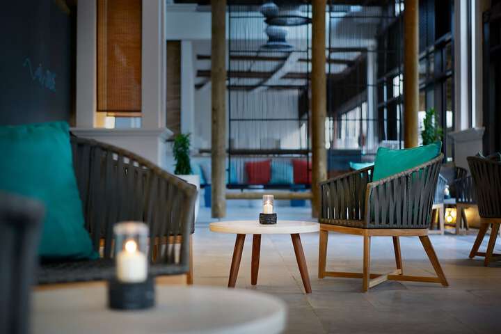 Lounge 63 of 83