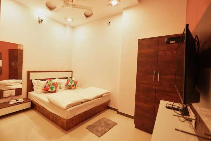 Room 4 of 12