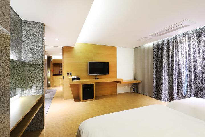 Room 2 of 9