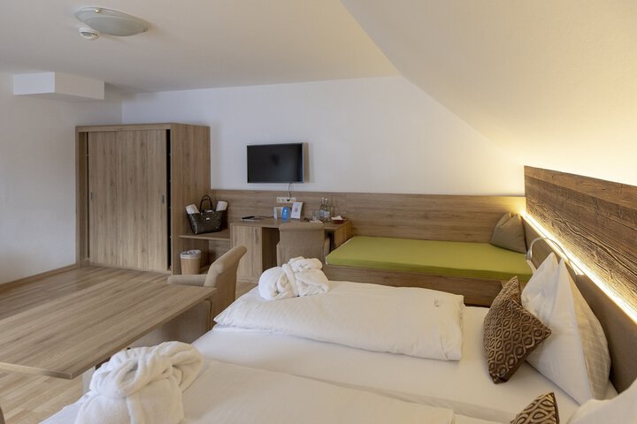 Room 10 of 27