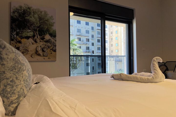 Room 28 of 243