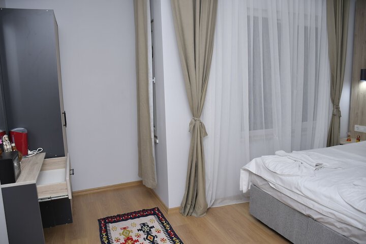 Room 7 of 28