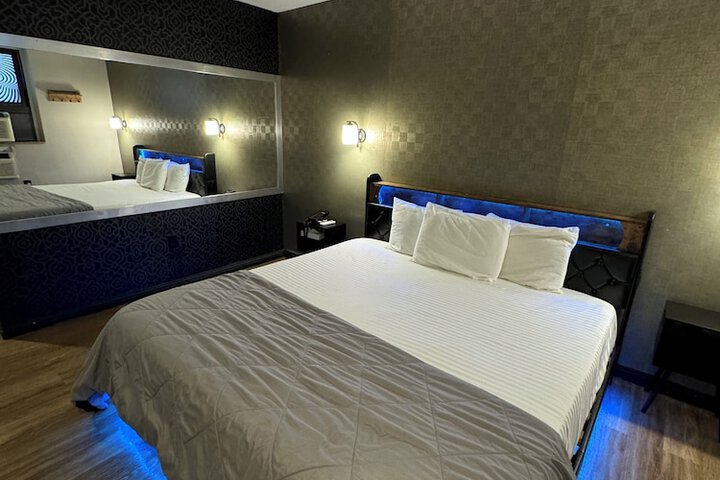 Deluxe King Room (6 of 7)