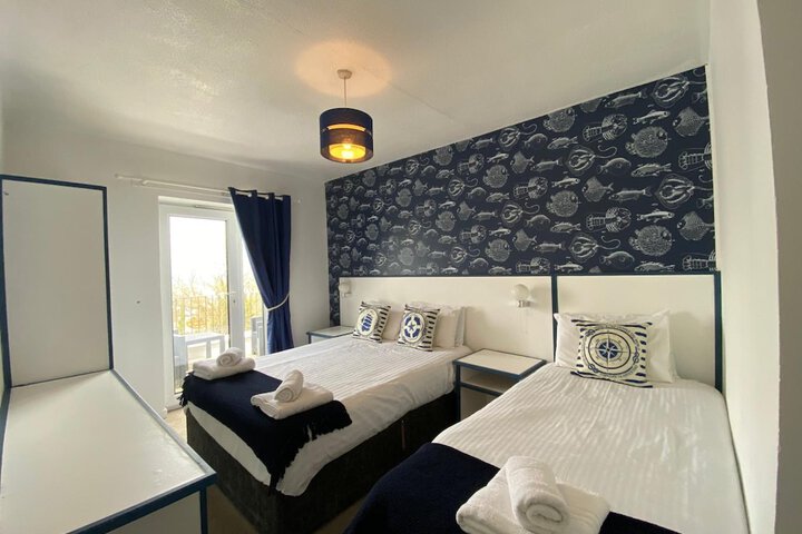 Room 4 of 16