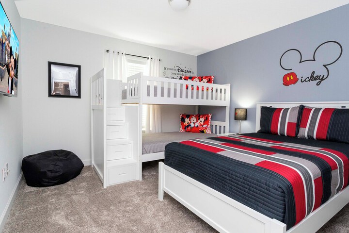 Room 33 of 61