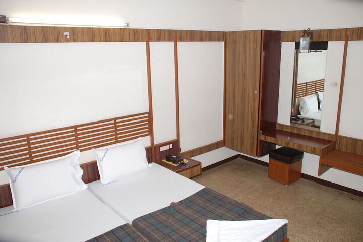 Room 7 of 32