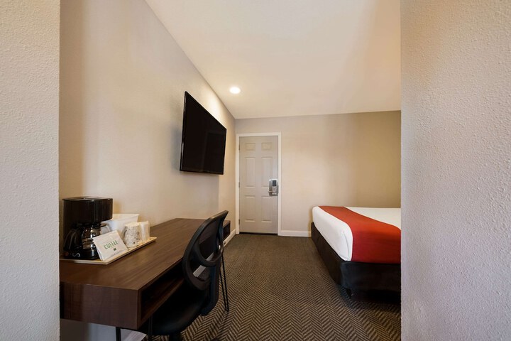 1 Queen Bed (12 of 16)