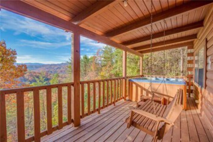 Mountain Top View 4 Bedrooms, Arcade, Air Hockey, Hot Tub, Sleeps 10
