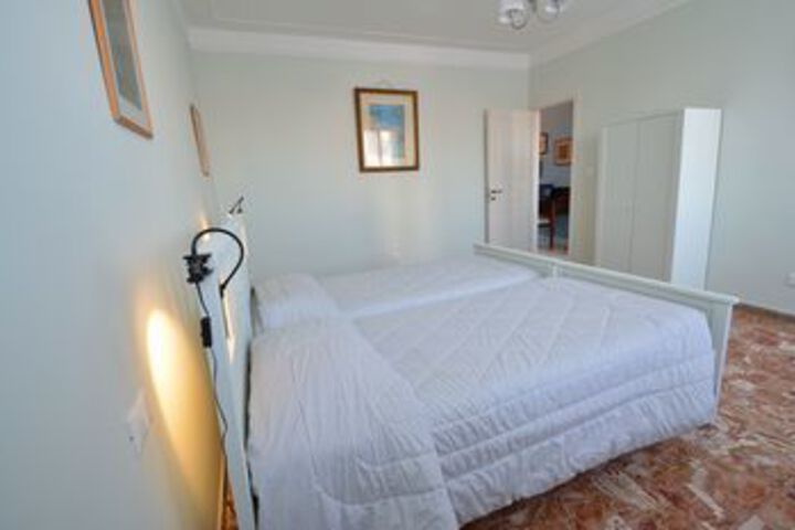 Room 12 of 25