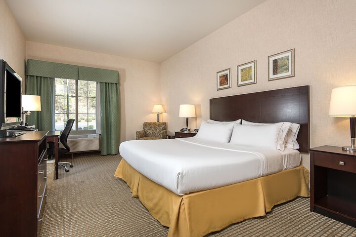 1 King Bed (6 of 20)