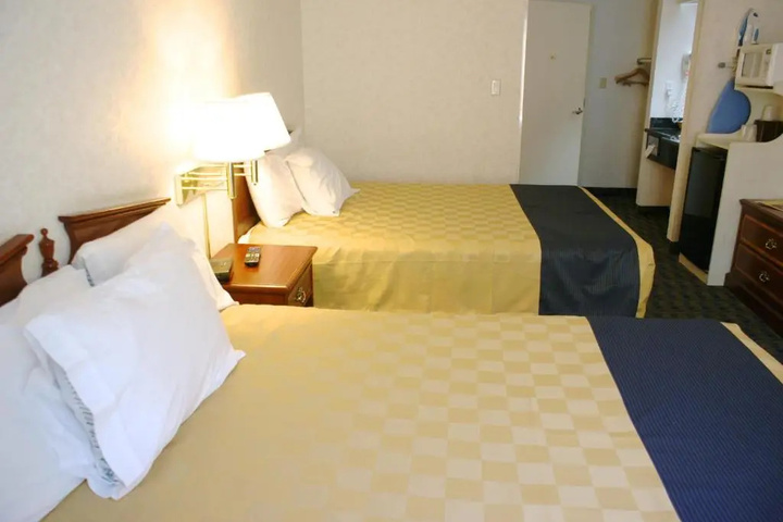 Room 10 of 12
