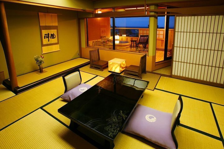 Room 10 of 37