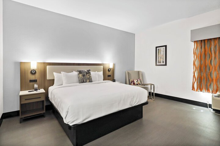 1 King Bed (2 of 43)